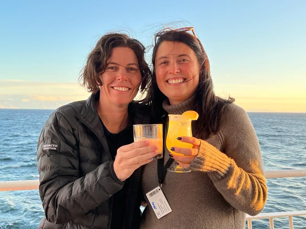 Tara and fellow passenger enjoying a cocktail