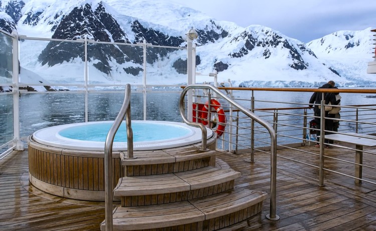 Discoverer outdoor Jacuzzi