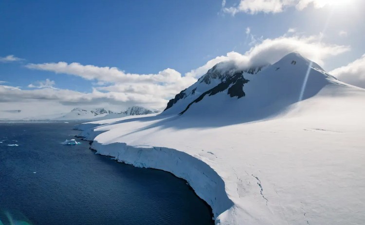 Antarctic Peninsula cruise SHVega DamoyPoint landscape