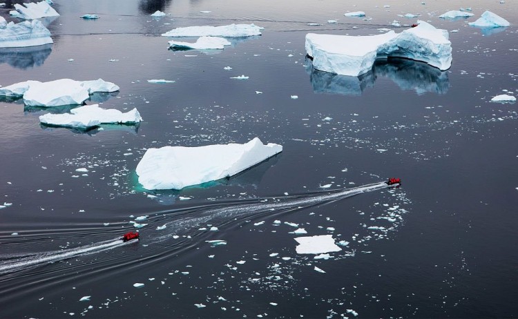 antarctic peninsula zodiac crusing Posiedon