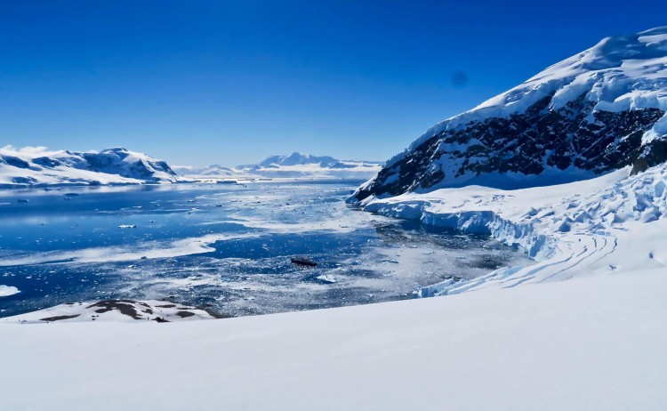 antarctica complete landscape aurora