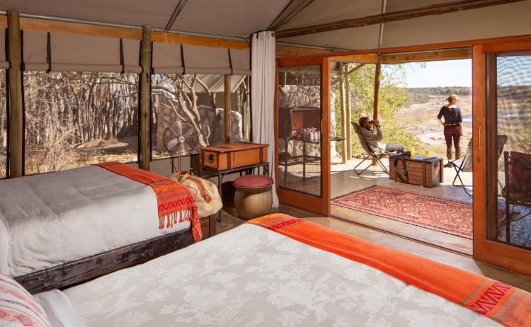 Pan to the Delta Meno a Kwena twin bed room