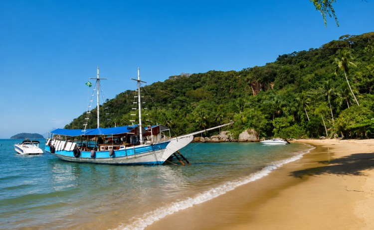 Ilha Grande Paraty tours Parati beach suuny shoreline Brazil