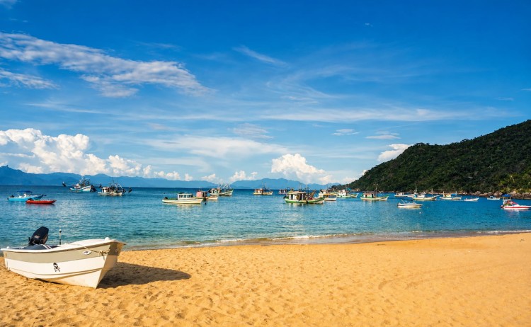 llha Grande Paraty tours tranquil beach scene with small boats anchored