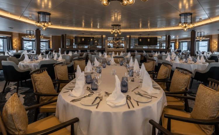 Ocean Albatros dining area