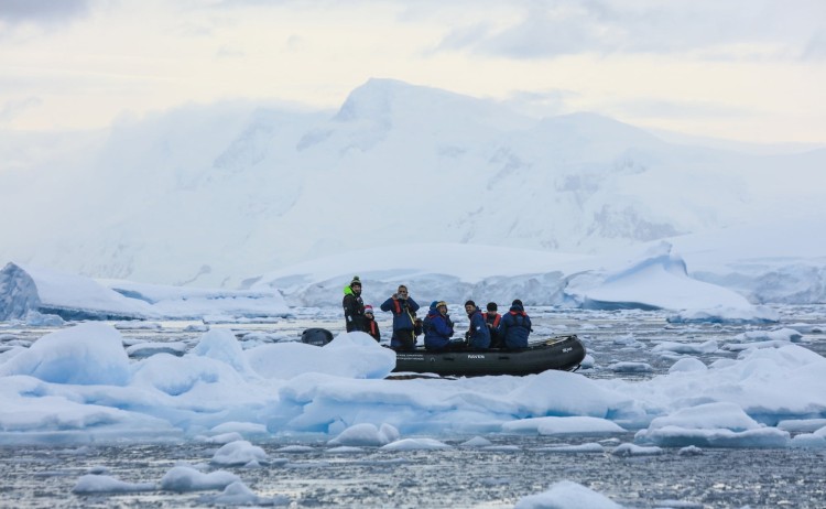 Crossing the Antarctic Circle zodiac cruising