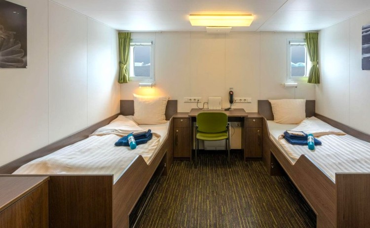 MV Ortelius twin window