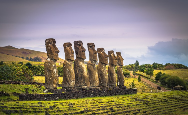 ahu akivi shutterstock 714526303