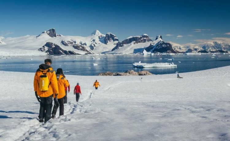 Hiking in Antarctica Quark v3