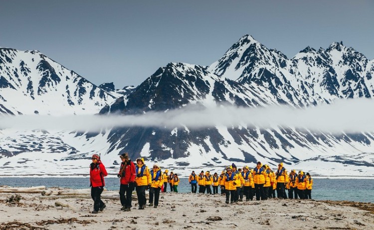 Svalbard cruise, guided group hike