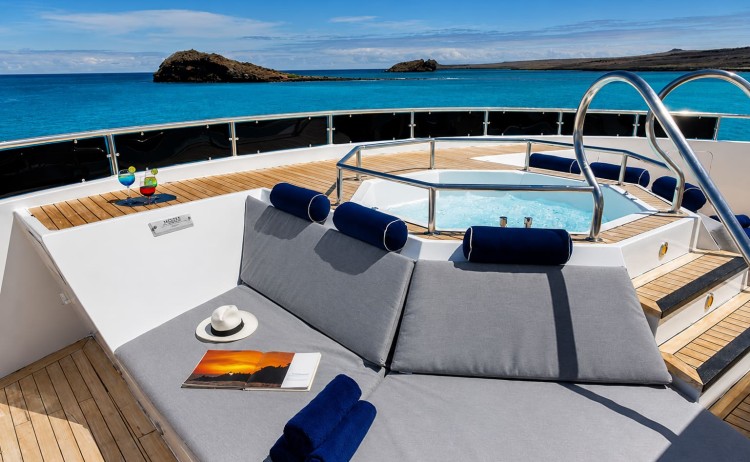 Galapagos cruise with Wendy Petriesundeck jacuzzi horizon