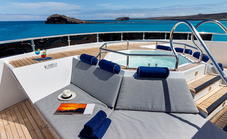 sundeck jacuzzi horizon Royal Galapagos