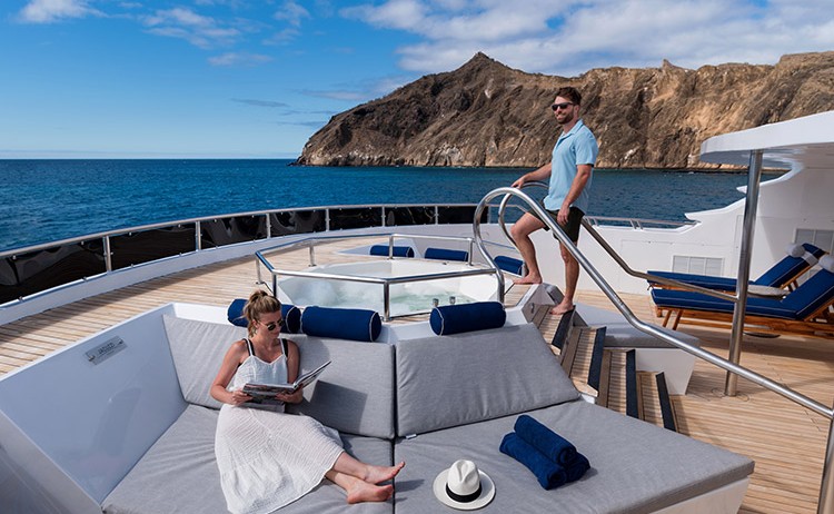 sundeck jacuzzi 2 horizon Royal Galapagos