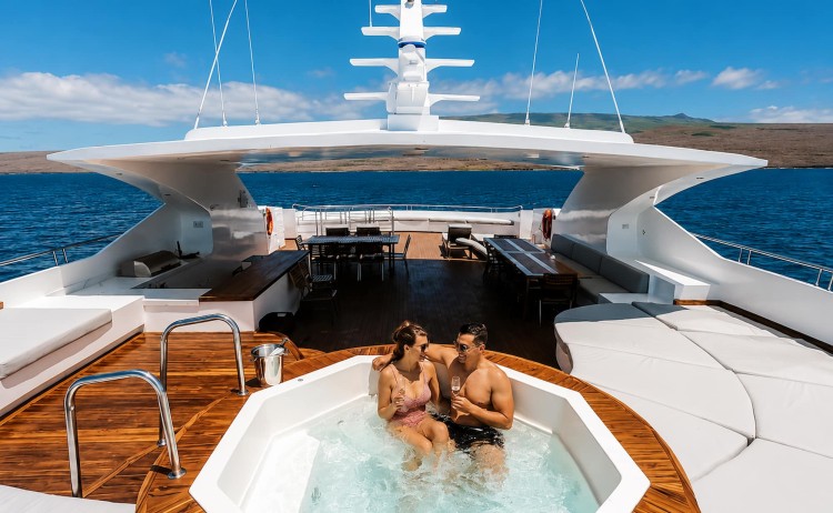 Infinity sundeck jacuzzi