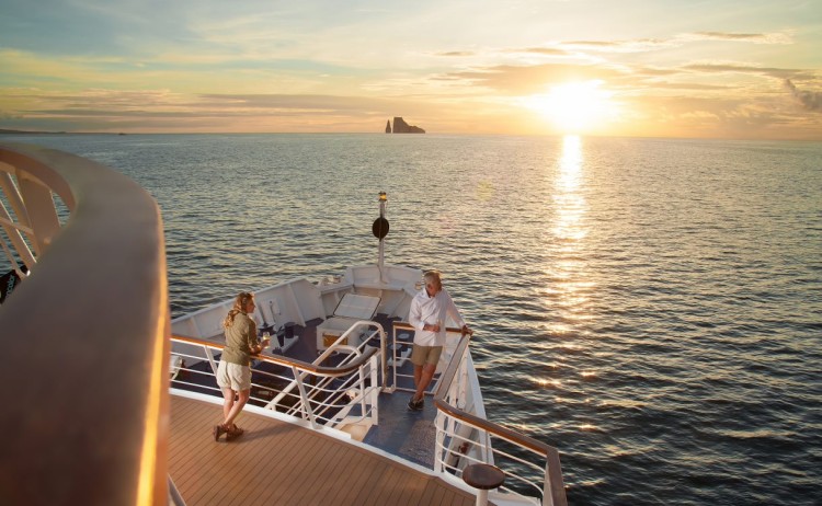 Yacht La Pinta Bridge 1