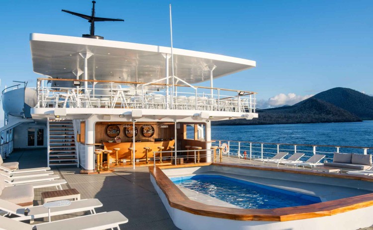 swimmingpoolfishermansbarGO Galapagos