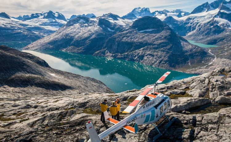 Heli Landing AO QUARK GREENLAND EXPLORATORY 2020 PHOTO HUGOPERRIN 0045