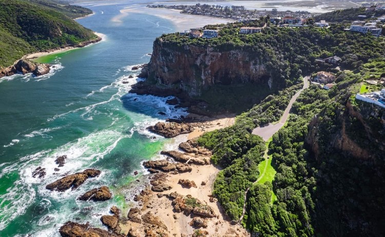 Garden Route tour dramatic cliffs and turquoise waters of Knysna Heads