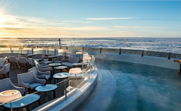 Le Commandant Charcot pool