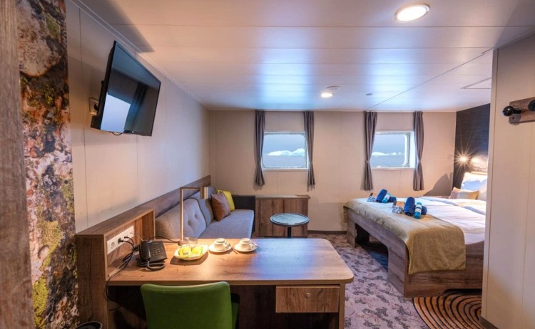 MV Plancius superior