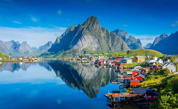 Norways wild north the picturesque Hamnoy fishing village