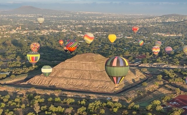 Teotihuacan hot air balloning