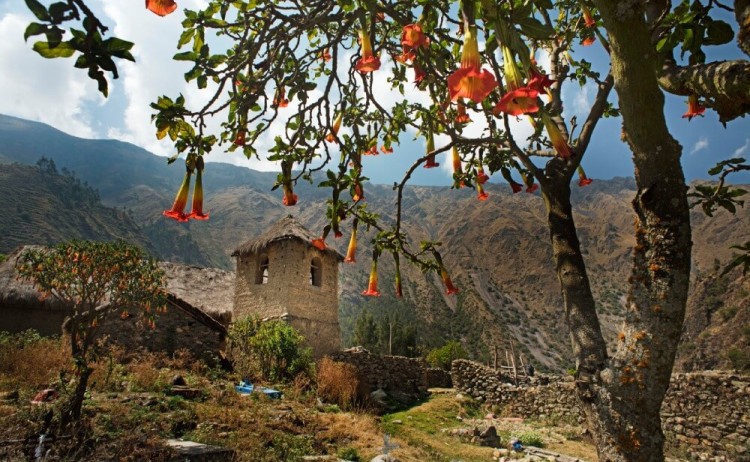 Chapel Huilloc, Las Qolqas