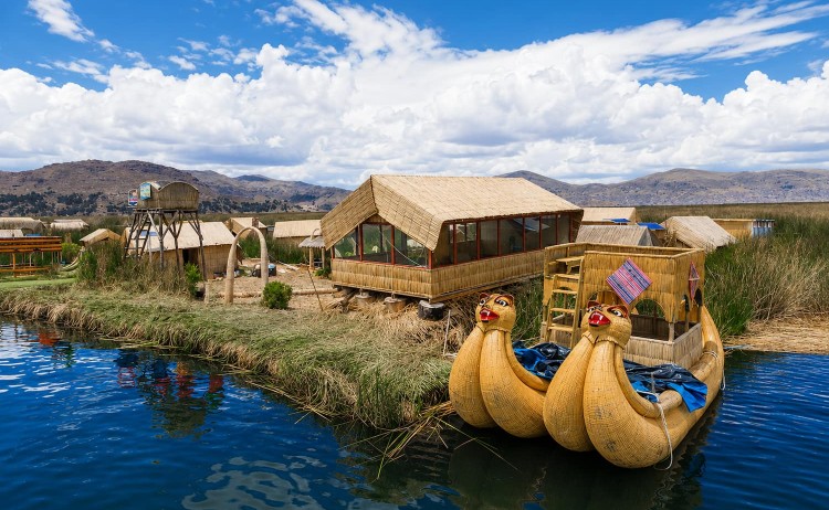 Signature tours Uros island in Lake titicaca