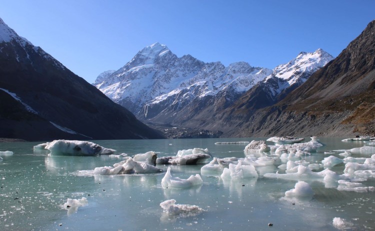 Mt cook and icebergs v2