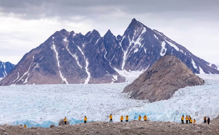 Svalbard in Summer Passengers in Landscapes