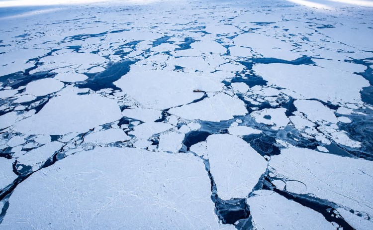 The Geographic North Pole Ice breaker le commandant