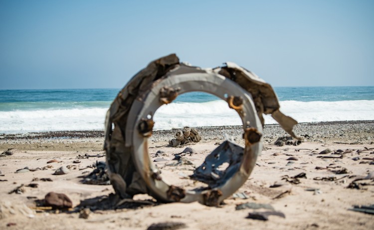 09 Shipwreck Lodge Wrecks along the shore