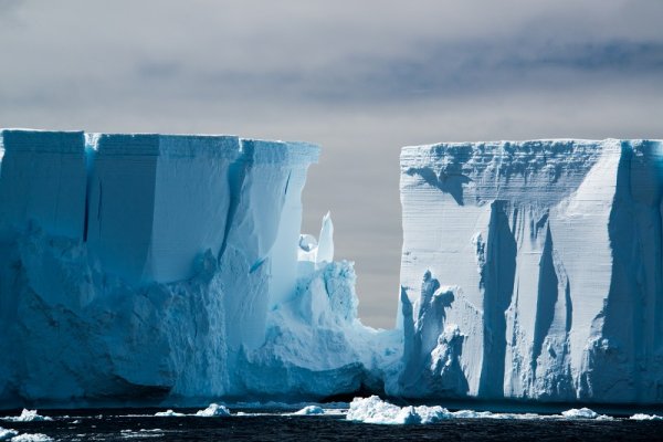 Giant icebergs in the Ross Sea