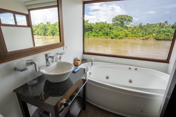 Deluxe Suite Bathdroom Anakonda Amazon Cruise 2