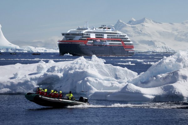 MS Roald Amundsen please credit Hurtigruten