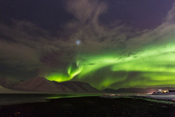 Northern lights and mountains HGS 1