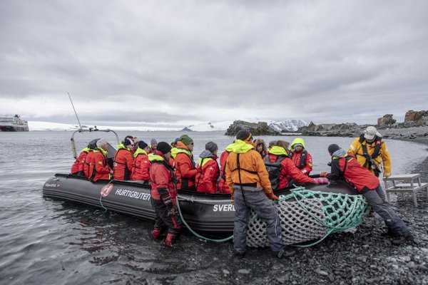 Zodiac tour in the Half Moon Island