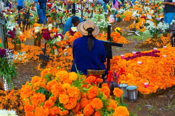 People accompanying their loved ones on the Day of the Dead.