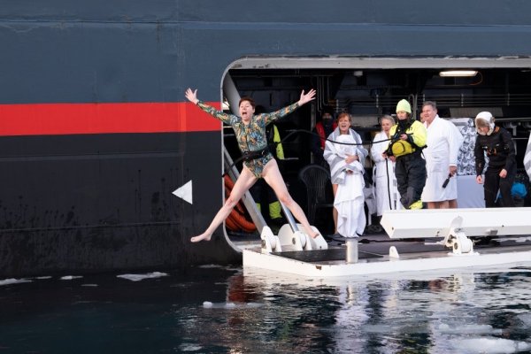 Tara jumping into the water from Le Commandant Charcot