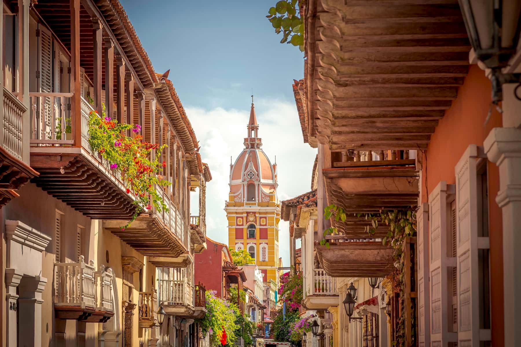 Colourful colonial street scene in Cartagena de Indias, Colombia